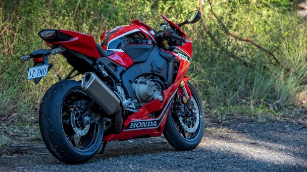 17 Honda Cbr1000rr Review Edged Weapon Bike Me